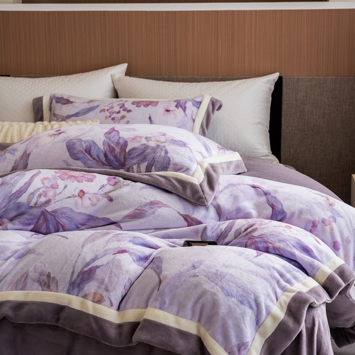 91家纺网 家纺一手货源 找家纺 瑞雪家居 2025新款全消光数码印花牛奶绒系列四件套 芳华紫