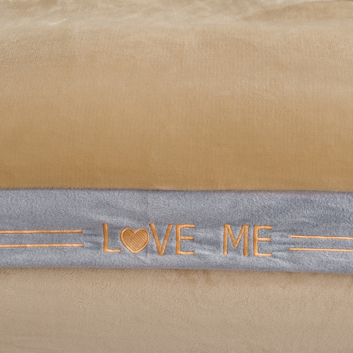 91家纺网 家纺一手货源 找家纺 妮恒美家纺 2025新款刺绣婴儿绒工艺四件套-艾琳系列 艾琳-奶咖