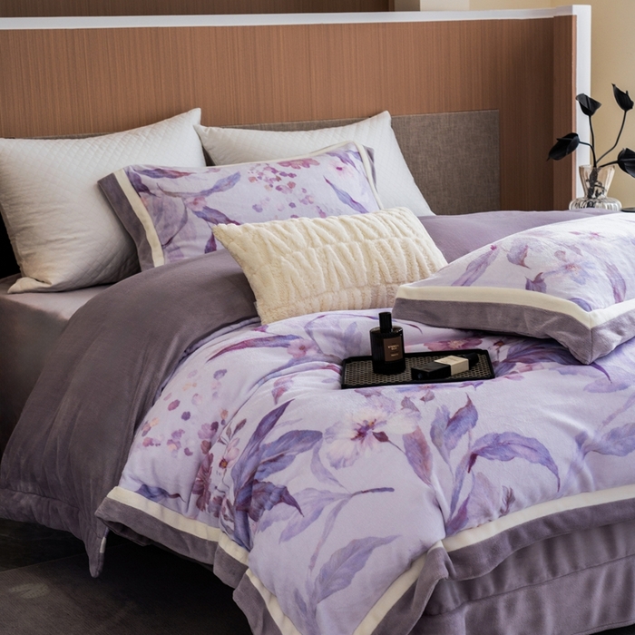 91家纺网 家纺一手货源 找家纺 瑞雪家居 2025新款全消光数码印花牛奶绒系列四件套 芳华紫