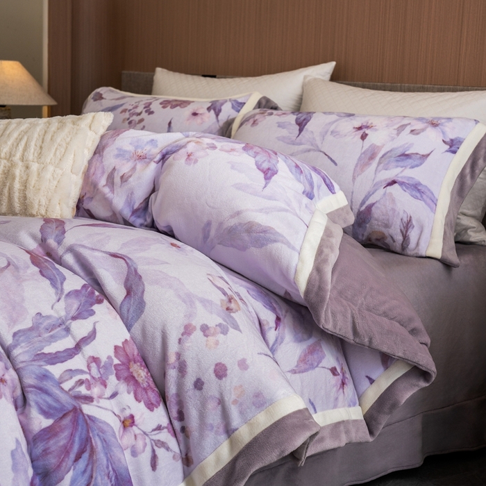 91家纺网 家纺一手货源 找家纺 瑞雪家居 2025新款全消光数码印花牛奶绒系列四件套 芳华紫