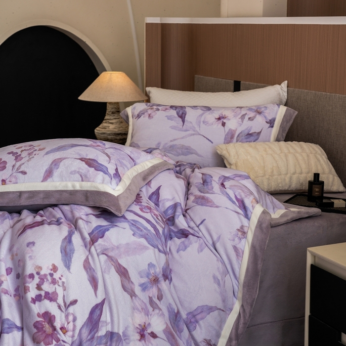 91家纺网 家纺一手货源 找家纺 瑞雪家居 2025新款全消光数码印花牛奶绒系列四件套 芳华紫