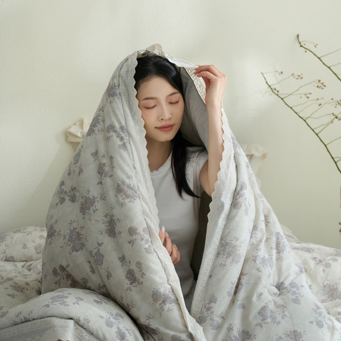 91家纺网 家纺一手货源 找家纺 桂雅居 2025新款舒适麻棉麻数码印花蕾丝花边懒人被被子被芯 时雨灰