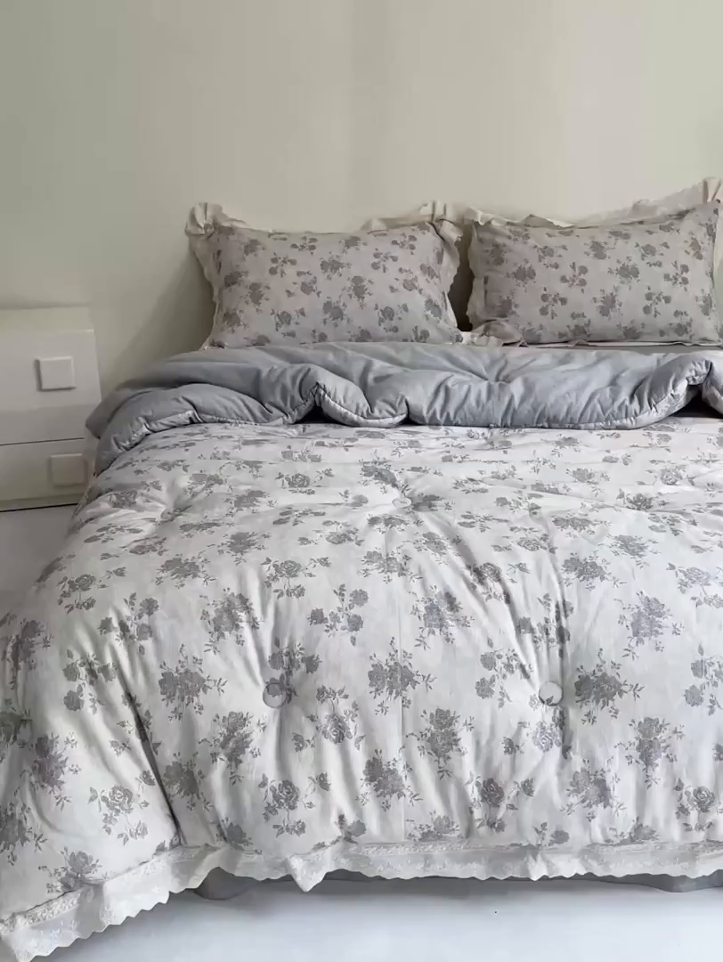 91家纺网 家纺一手货源 找家纺 桂雅居 2025新款舒适麻棉麻数码印花蕾丝花边懒人被被子被芯 时雨灰