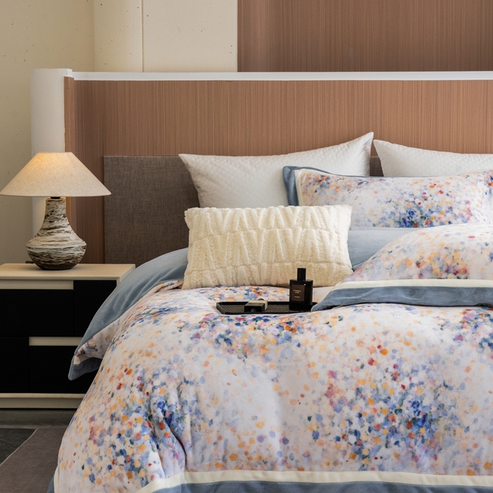 91家纺网 家纺一手货源 找家纺 瑞雪家居 2025新款全消光数码印花牛奶绒系列四件套 花海蓝