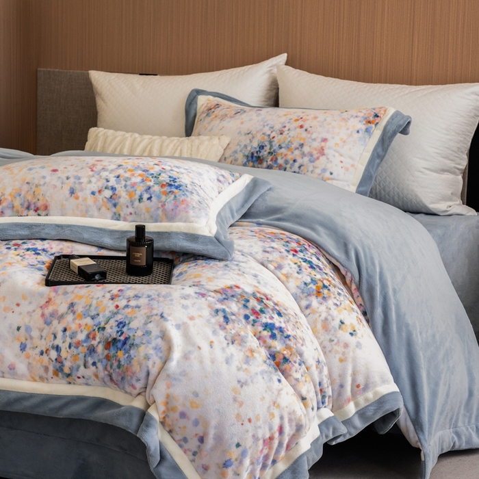 91家纺网 家纺一手货源 找家纺 瑞雪家居 2025新款全消光数码印花牛奶绒系列四件套 花海蓝