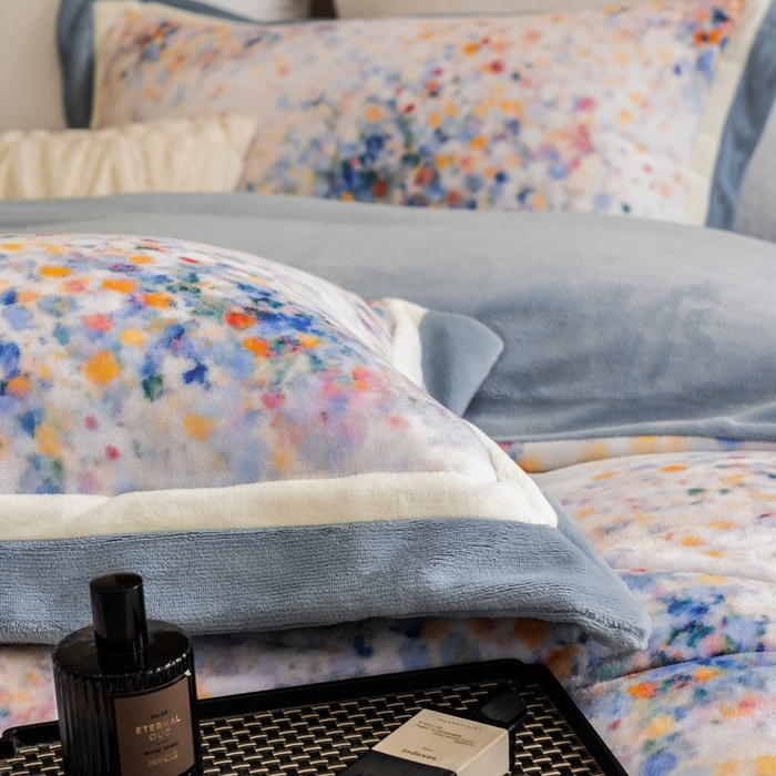 91家纺网 家纺一手货源 找家纺 瑞雪家居 2025新款全消光数码印花牛奶绒系列四件套 花海蓝