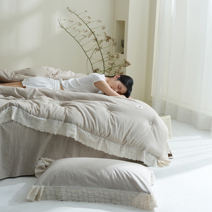 91家纺网 家纺一手货源 找家纺 桂雅居 2025新款舒适麻棉麻数码印花蕾丝花边懒人被被子被芯 栗壳色