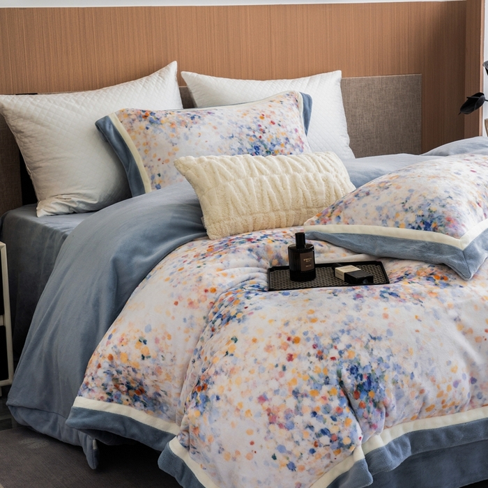 91家纺网 家纺一手货源 找家纺 瑞雪家居 2025新款全消光数码印花牛奶绒系列四件套 花海蓝