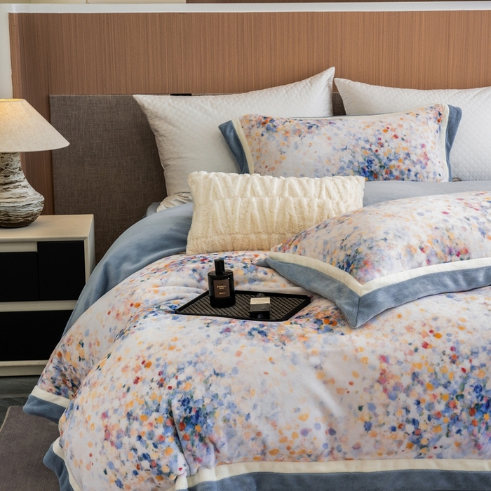 91家纺网 家纺一手货源 找家纺 瑞雪家居 2025新款全消光数码印花牛奶绒系列四件套 花海蓝