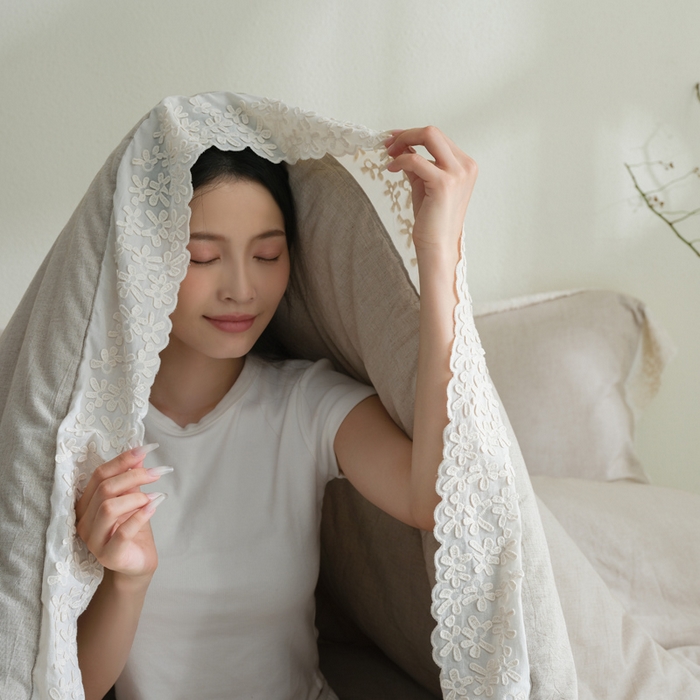 91家纺网 家纺一手货源 找家纺 桂雅居 2025新款舒适麻棉麻数码印花蕾丝花边懒人被被子被芯 栗壳色