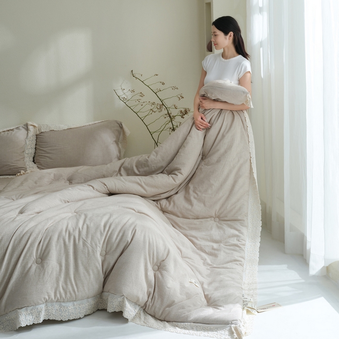 91家纺网 家纺一手货源 找家纺 桂雅居 2025新款舒适麻棉麻数码印花蕾丝花边懒人被被子被芯 栗壳色