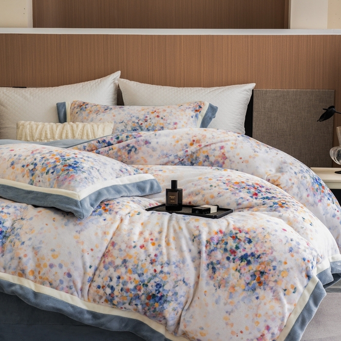 91家纺网 家纺一手货源 找家纺 瑞雪家居 2025新款全消光数码印花牛奶绒系列四件套 花海蓝