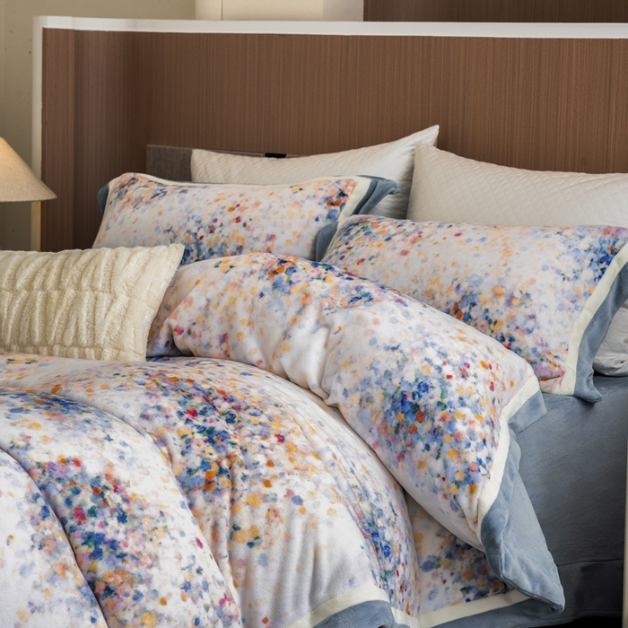 91家纺网 家纺一手货源 找家纺 瑞雪家居 2025新款全消光数码印花牛奶绒系列四件套 花海蓝