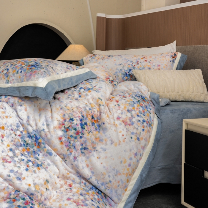 91家纺网 家纺一手货源 找家纺 瑞雪家居 2025新款全消光数码印花牛奶绒系列四件套 花海蓝