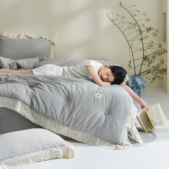 91家纺网 家纺一手货源 找家纺 桂雅居 2025新款舒适麻棉麻数码印花蕾丝花边懒人被被子被芯 烟墨灰