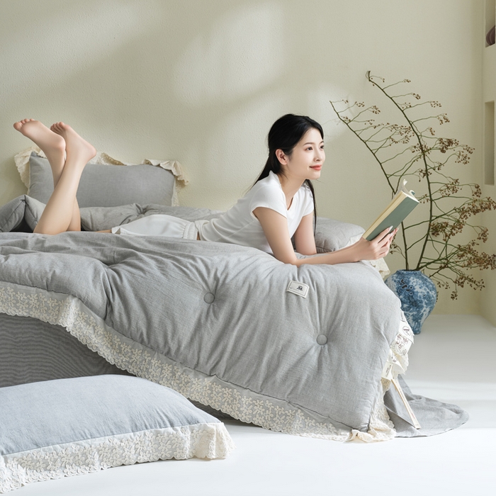 91家纺网 家纺一手货源 找家纺 桂雅居 2025新款舒适麻棉麻数码印花蕾丝花边懒人被被子被芯 烟墨灰