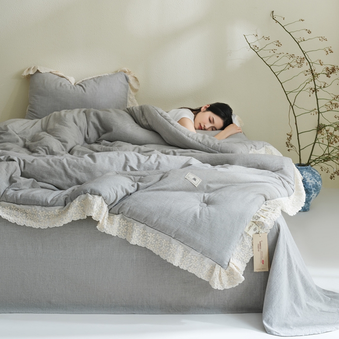 91家纺网 家纺一手货源 找家纺 桂雅居 2025新款舒适麻棉麻数码印花蕾丝花边懒人被被子被芯 烟墨灰