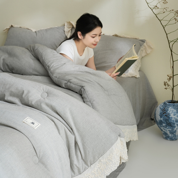 91家纺网 家纺一手货源 找家纺 桂雅居 2025新款舒适麻棉麻数码印花蕾丝花边懒人被被子被芯 烟墨灰