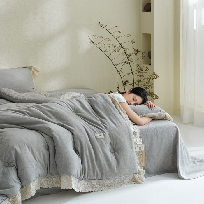 91家纺网 家纺一手货源 找家纺 桂雅居 2025新款舒适麻棉麻数码印花蕾丝花边懒人被被子被芯 烟墨灰