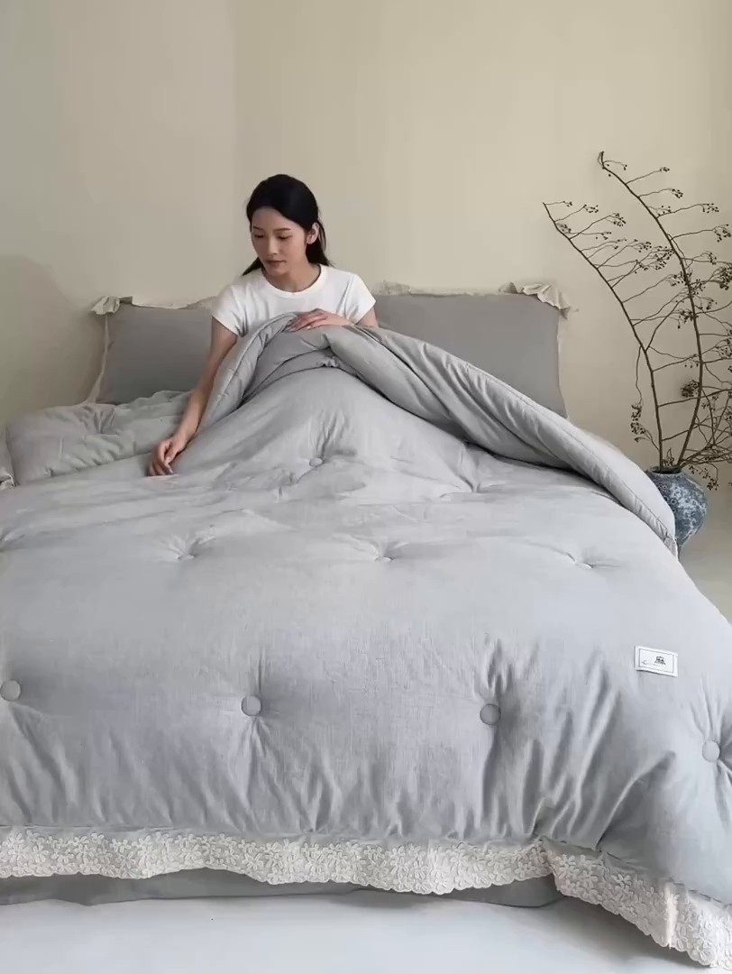 91家纺网 家纺一手货源 找家纺 桂雅居 2025新款舒适麻棉麻数码印花蕾丝花边懒人被被子被芯 烟墨灰