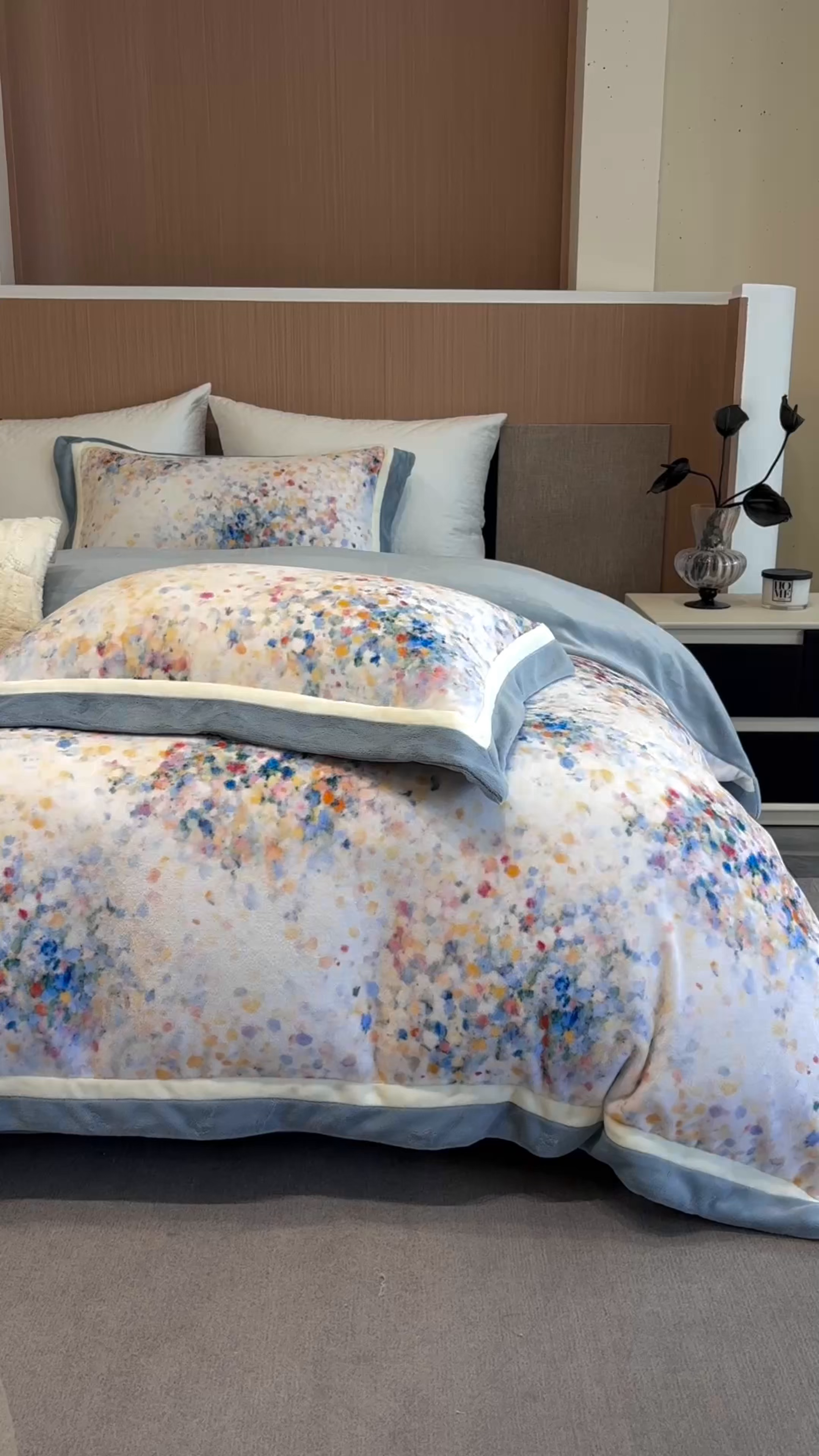 91家纺网 家纺一手货源 找家纺 瑞雪家居 2025新款全消光数码印花牛奶绒系列四件套 花海蓝