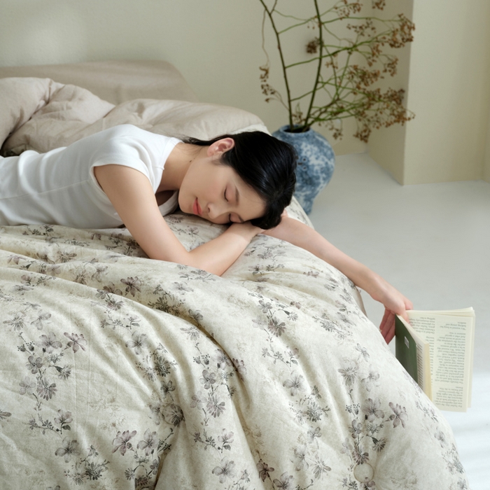 91家纺网 家纺一手货源 找家纺 桂雅居 2025新款舒适麻棉麻数码印花蕾丝花边懒人被被子被芯 映雪咖