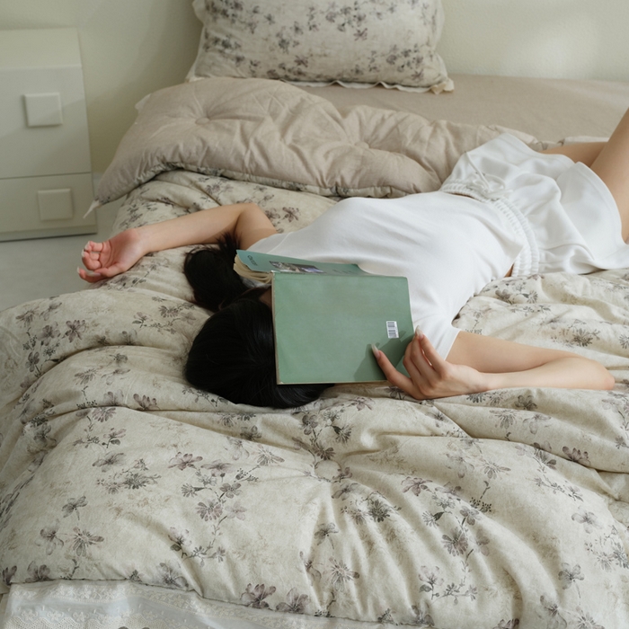 91家纺网 家纺一手货源 找家纺 桂雅居 2025新款舒适麻棉麻数码印花蕾丝花边懒人被被子被芯 映雪咖