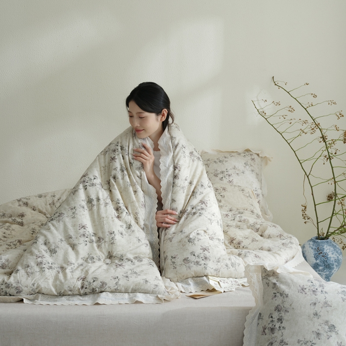 91家纺网 家纺一手货源 找家纺 桂雅居 2025新款舒适麻棉麻数码印花蕾丝花边懒人被被子被芯 映雪咖