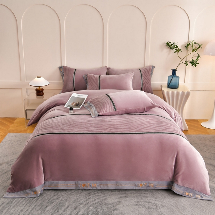 91家纺网 家纺一手货源 找家纺 妮恒美家纺 2025新款刺绣婴儿绒工艺四件套-艾琳系列 艾琳-暖心紫