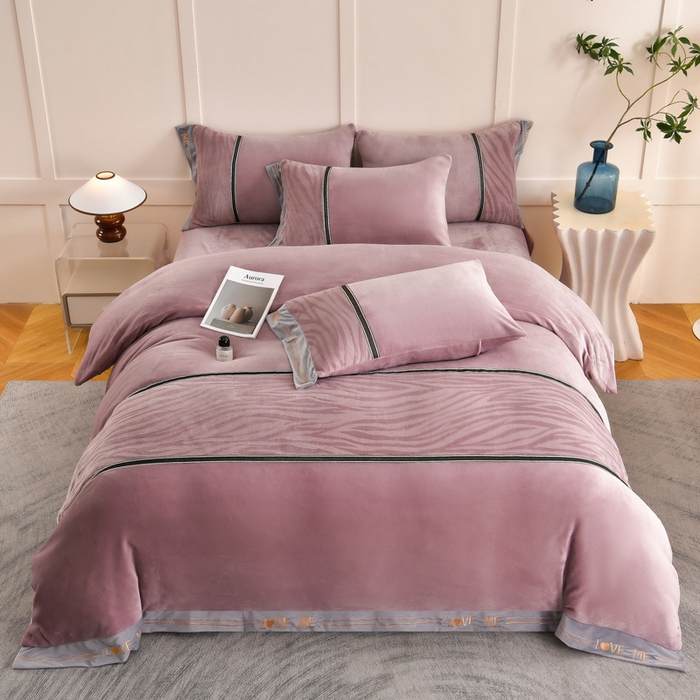 91家纺网 家纺一手货源 找家纺 妮恒美家纺 2025新款刺绣婴儿绒工艺四件套-艾琳系列 艾琳-暖心紫