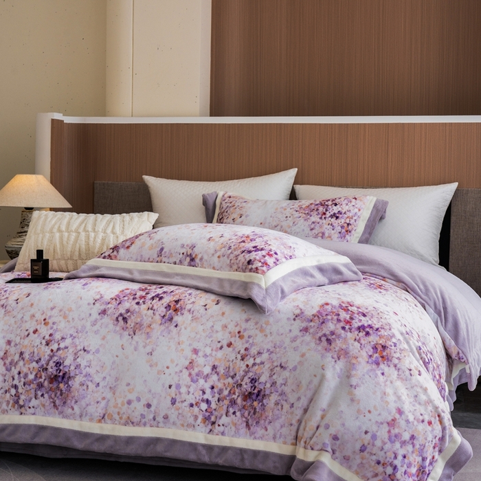 91家纺网 家纺一手货源 找家纺 瑞雪家居 2025新款全消光数码印花牛奶绒系列四件套 花海紫