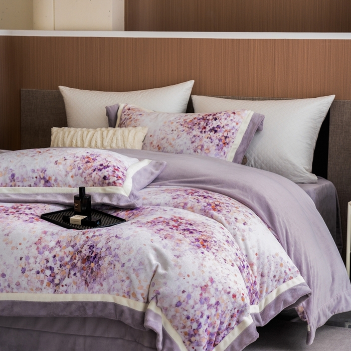 91家纺网 家纺一手货源 找家纺 瑞雪家居 2025新款全消光数码印花牛奶绒系列四件套 花海紫