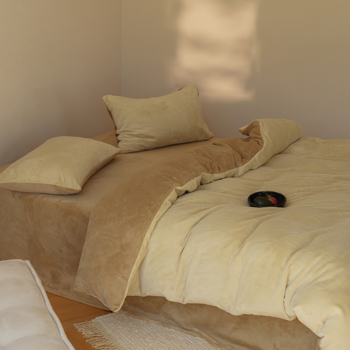 91家纺网 家纺一手货源 找家纺 简纯主义 2025新款撞色牛奶绒那不勒斯系列四件套 茶棕