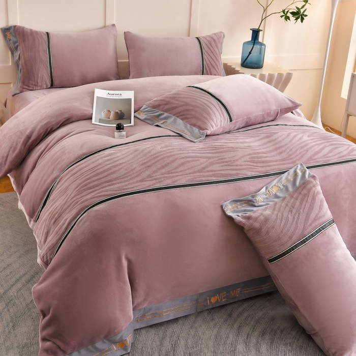 91家纺网 家纺一手货源 找家纺 妮恒美家纺 2025新款刺绣婴儿绒工艺四件套-艾琳系列 艾琳-暖心紫