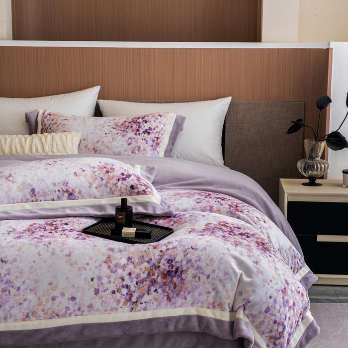 91家纺网 家纺一手货源 找家纺 瑞雪家居 2025新款全消光数码印花牛奶绒系列四件套 花海紫