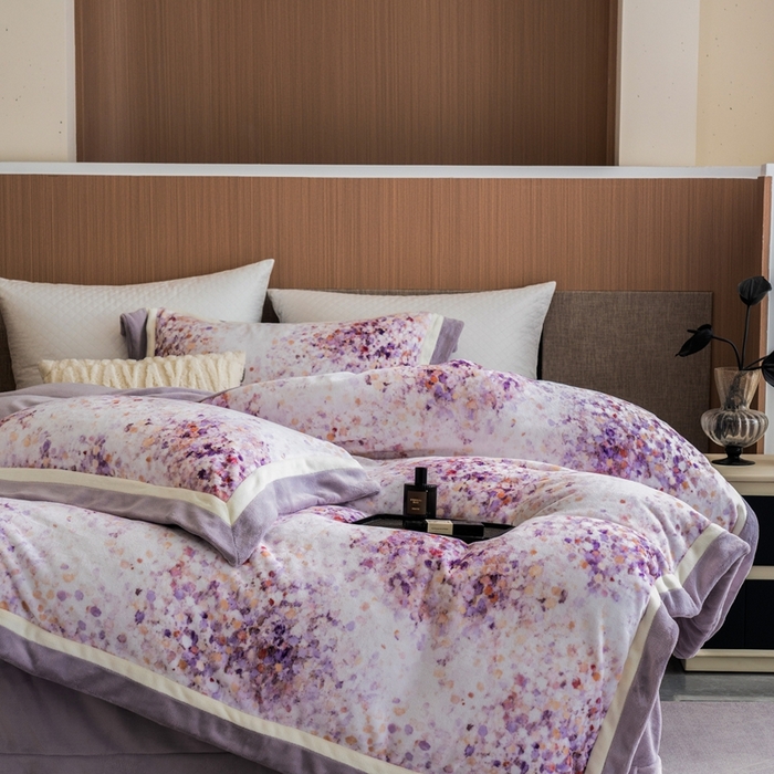 91家纺网 家纺一手货源 找家纺 瑞雪家居 2025新款全消光数码印花牛奶绒系列四件套 花海紫