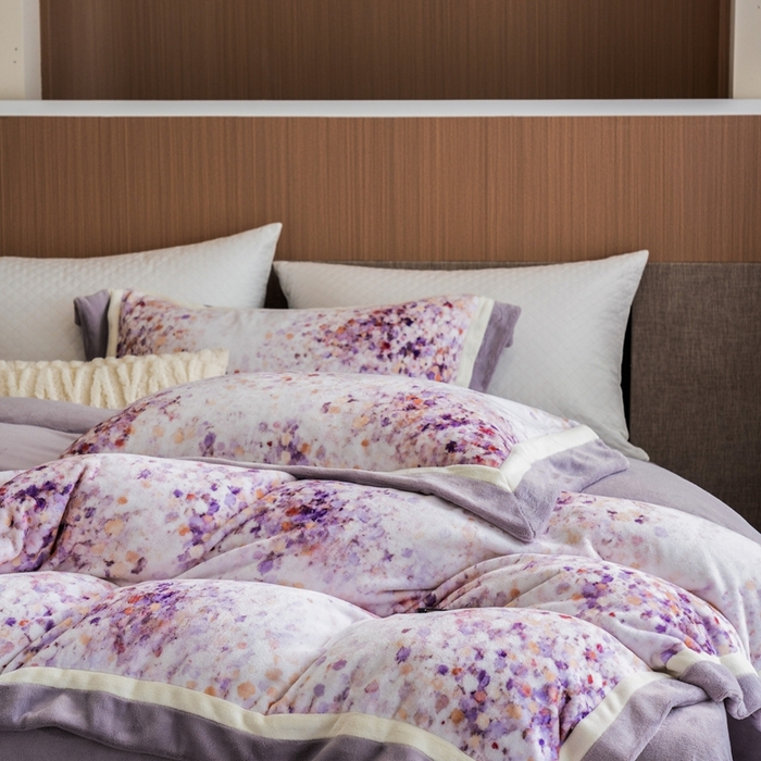 91家纺网 家纺一手货源 找家纺 瑞雪家居 2025新款全消光数码印花牛奶绒系列四件套 花海紫