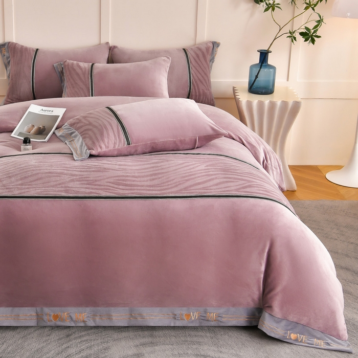 91家纺网 家纺一手货源 找家纺 妮恒美家纺 2025新款刺绣婴儿绒工艺四件套-艾琳系列 艾琳-暖心紫