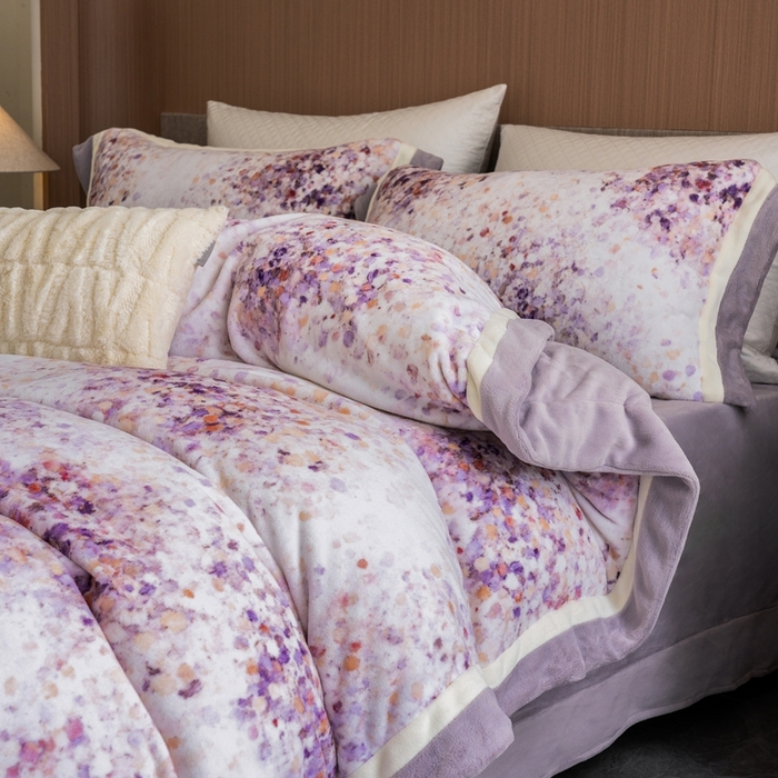 91家纺网 家纺一手货源 找家纺 瑞雪家居 2025新款全消光数码印花牛奶绒系列四件套 花海紫