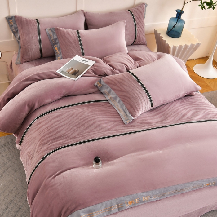 91家纺网 家纺一手货源 找家纺 妮恒美家纺 2025新款刺绣婴儿绒工艺四件套-艾琳系列 艾琳-暖心紫