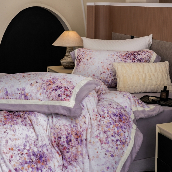 91家纺网 家纺一手货源 找家纺 瑞雪家居 2025新款全消光数码印花牛奶绒系列四件套 花海紫