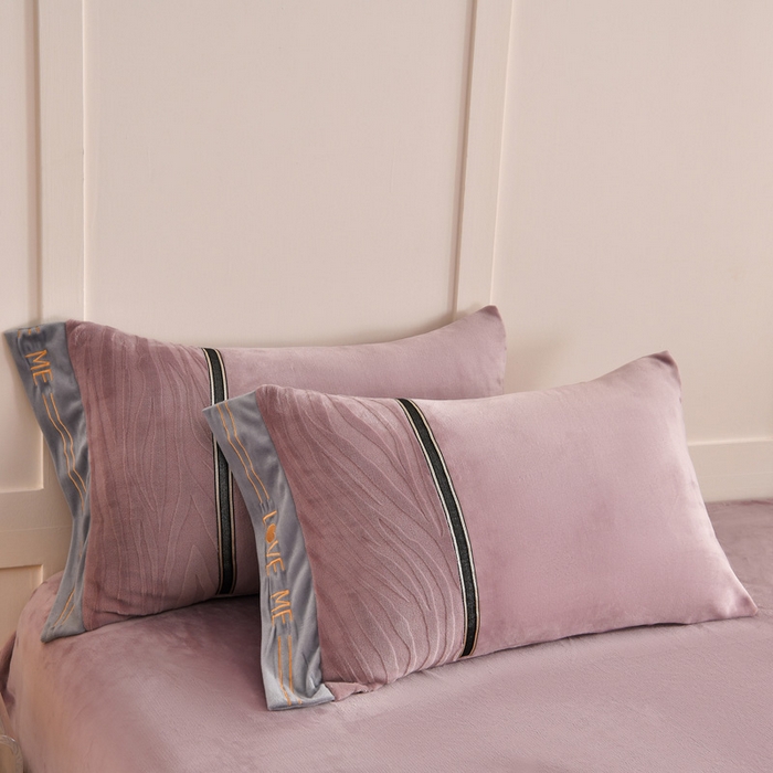 91家纺网 家纺一手货源 找家纺 妮恒美家纺 2025新款刺绣婴儿绒工艺四件套-艾琳系列 艾琳-暖心紫