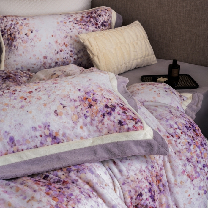 91家纺网 家纺一手货源 找家纺 瑞雪家居 2025新款全消光数码印花牛奶绒系列四件套 花海紫