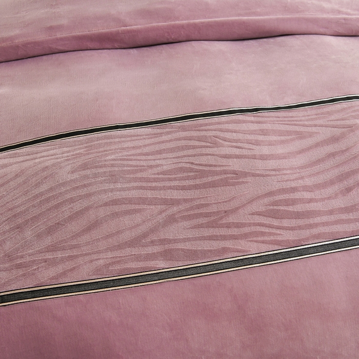 91家纺网 家纺一手货源 找家纺 妮恒美家纺 2025新款刺绣婴儿绒工艺四件套-艾琳系列 艾琳-暖心紫