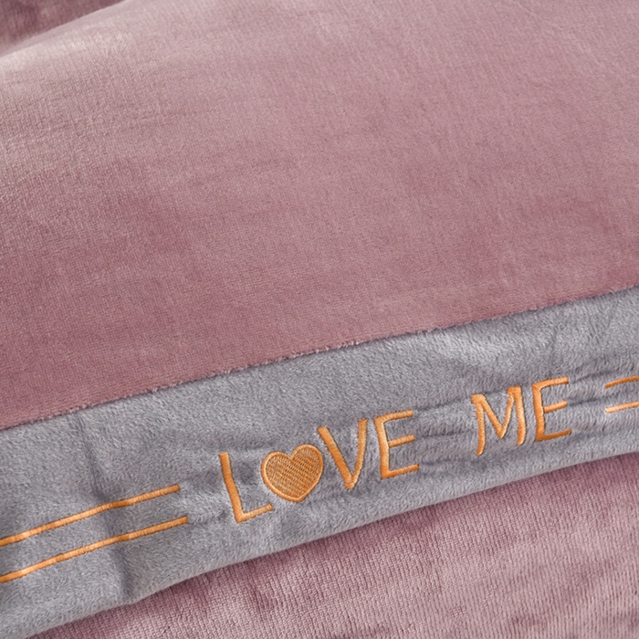 91家纺网 家纺一手货源 找家纺 妮恒美家纺 2025新款刺绣婴儿绒工艺四件套-艾琳系列 艾琳-暖心紫