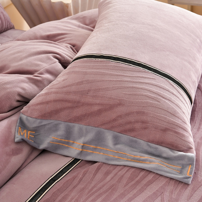 91家纺网 家纺一手货源 找家纺 妮恒美家纺 2025新款刺绣婴儿绒工艺四件套-艾琳系列 艾琳-暖心紫