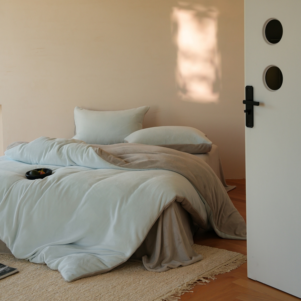 91家纺网 家纺一手货源 找家纺 简纯主义 2025新款撞色牛奶绒那不勒斯系列四件套 柯南灰