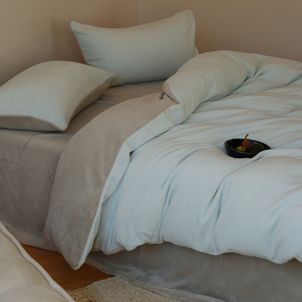 91家纺网 家纺一手货源 找家纺 简纯主义 2025新款撞色牛奶绒那不勒斯系列四件套 柯南灰