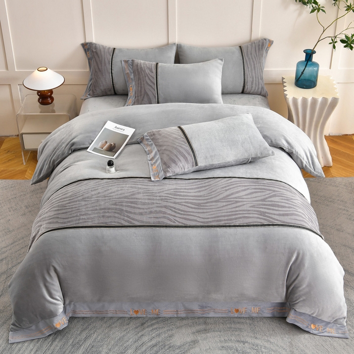 91家纺网 家纺一手货源 找家纺 妮恒美家纺 2025新款刺绣婴儿绒工艺四件套-艾琳系列 艾琳-绅士灰