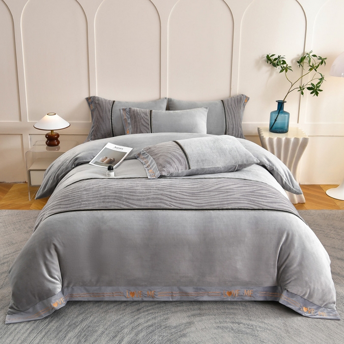 91家纺网 家纺一手货源 找家纺 妮恒美家纺 2025新款刺绣婴儿绒工艺四件套-艾琳系列 艾琳-绅士灰